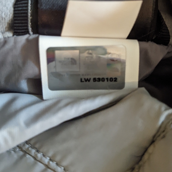 The North Face - Lightweight Quilted Plush Puff Vest C645 | XS | Gray & Red Logo - Picture 9 of 14